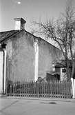 Exteriör. Del av bostadshus. Äldre bebyggelse. 
Fotografens anteckning: Dokumentation av fastigheter i kvarteren söder och norr om ån. Bilder och beskrivningar finns på Arboga museum.
Miljö.