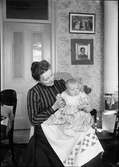 Christiane Liljefors med sonen Alf i hemmet, sannolikt Göteborg 1905