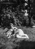 Christiane och Ruben Liljefors dotter Marit med hund i trädgården, sannolikt i Gävle