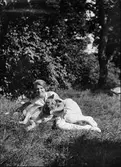 Christiane och Ruben Liljefors dotter Marit med hund i trädgården, sannolikt i Gävle