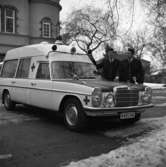 Ny ambulans. De uniformerade herrarna är Ingemar Wiberg och Rolf Persson.
Bilden är tagen utanför brandstationen på Strandvägen.