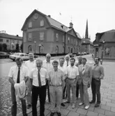 Socialdemokrater samlade på Storta torget
Främre raden: Börje Sturk, Per-Olov Nilsson och Magnar Sivertsen
Mellersta raden: okänd, okänd, Kjell Söderström, okänd, okänd, Ragnar
Bakre raden: okänd, Hans Jansson (kallad 
