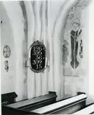 Kärrbo sn. Kalkmålning och psalmnummertavla i Kärrbo kyrka.