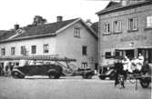 Brandkåren (Viktualieföreningens affär) vid Kvarnbygatan (idag: Gamla torget 41), 1930-tal. Avfotograferad ur 