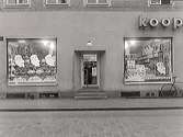Kooperativas butiksfasad mot Östra Långgatan. Butiken låg i hörnet Östra Långgatan-Borgmästaregatan. Exteriörbild.
