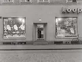 Kooperativas butiksfasad mot Östra Långgatan. Butiken låg i hörnet Östra Långgatan-Borgmästaregatan. Exteriörbild.