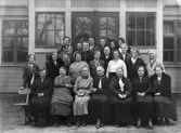 Kooperativa Kvinnogillet i Varberg samlat utanför en glasveranda. Kvinnogillet startade år 1912, efter ett tal av Josefina Rosvald i Göteborg, och dess första ordförande var Gerda Persson. När fotot togs var Mary Svensson ordförande (1924-1945). Se även foto nr GB1_247.
Personer på bilden, utan ordning: Mary Svensson, Elsa Sjöberg, Selma Andersson, Selma Karlsson, Klara Karlsson, Astrid Hendberg, Karin Mossberg, Elina Bartholtsson, Anna Eliasson, Gunborg Hansson, Josefina Olsson, Alvina Sedergren, Katrin Hagström, 
