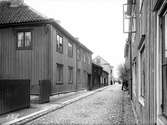 Kanalgatan mot öster från nr: 40 i Jönköping. Byggnaderna till vänster tillhörde fastigheterna i kvarteter Cigarren.