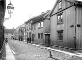 Fiskargränd från Kanalgatan mot Slottsgatan i Jönköping. De tre gavelvända husens tomter var bland de minsta i staden.