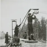 Kontaktledning monteras i vinterförhållanden.