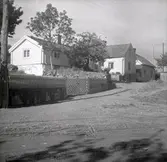 Vy från Figeholm, bostadshus med träpanel och sadeltak.