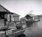 Figeholms skärgård, Örö sjöbodar och bryggor med förtöjda båtar.