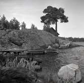 Misterhults socken, Kärrviks hamn, brygga med stenkistor och en klipphäll med sjöbod.