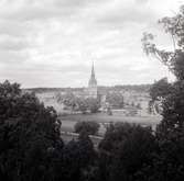 Gladhammar kyrka, utsikt från gravfältet på berget mot kyrkan.