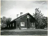 Munktorp sn, Köping kn, Gränby.
Gränby nr 1. F.d. majorsboställe vid Västmanlands regemente. Flygeln. 1949.