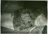Munktorp sn, Köping, Stenby.
Flygfoto över landskap med fornlämningsområde och åkrar, 1931.