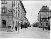 Östra Storgatan 1 i Jönköping. Namnet Karnell som står på skylten på huset närmast i bild, härrör från tobakshandlare Henrik Karnell.