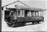Stockholms Södra Spårvägsaktiebolag, SSB ångspårvagn 3, som trafikerade Slussen - Hornsgatan - Bränkyrkagatan. Här står den på vändskiva utanför vagnhallen vid Ringvägen, 1877.