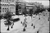 Stockholms Södra Spårvägsaktiebolag, SSB C2 160 till vänster i bild på Vasagatan vid Centralplan i Stockholm.