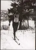 Evert Söderkvist med nummerlapp 25 åker skidor.