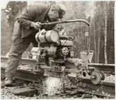 Arbete med att svetsa ihop rälsskenor för smidigare gång med Elektro-Thermit metoden pågår. Evert Johansson slipar av den färdiga svetsskarven.