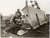 Montering av räl på betongsliper under byte. Lars Olsson, Rune Dahlman och Henning Eriksson utför arbetet.