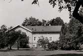 Bostadshus och trädgård till gården Christinedal i östra Mölndal, år 1960. Gården har gett namn åt området Kristinedal och var belägen i vinkeln mellan nuvarande Rådavägen och Brovaktaregatan. År 1960 såldes gården till Fastighetsbolaget Betongblandaren (Skånska Cementgjuteriet) och revs när det nuvarande bostadsområdet anlades.