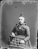 Ateljéporträtt - kvinna klädd i folkdräkt från Dalarna