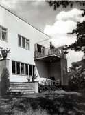 Stallhagen, Västerås.
Funkisvilla på Eriksgatan 7, ritad av Stockholmsarkitekten Robert Berghagen 1931.
Bakom fotot står bl.a: 