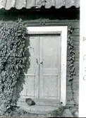 Vallby, Västerås.
Västergården, dörr i mangården, 1933.
