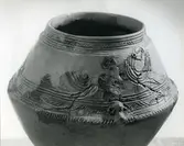 Vallby, Västerås.
Stadsäga 1044. Lerkärl.