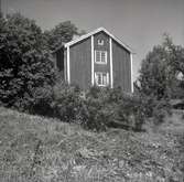 Misterhults socken, bostadshus gavel med sadeltak och träpanel i Tjustgöl.