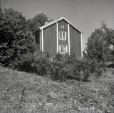 Misterhults socken, bostadshus gavel med sadeltak och träpanel i Tjustgöl.