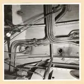 Officersrum. Rördragning i taket vid fläktar.