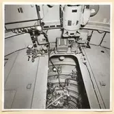 UO-inredningen. Skott 9nsett förifrån. Motor för ankar-o. förhalningsspel. Säkringslådor för belysning samt en del tryckluftarmatur.