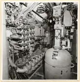 Manöverrum. SB sida sedd förifrån. Gyrokompass och tryckluftarmatur.