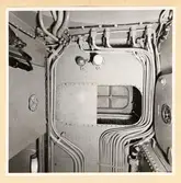 Off.rum. Rör i taket i off.gång.