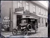 På utflykt i bil till Skara sommaren 1922