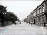 Skolgatan mot öster från Kapellgatan i Jönköping, innan Skolgatan lagts ut i sin hela längd 1918. Till vänster syns den obebyggda tomten med adress Västra Storgatan 25. Gatan blockerades av 