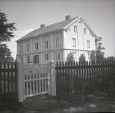 Misterhults socken, mangårdsbyggnad med träpanel och sadeltak i Gässhult.