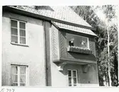 Västerås Karlsdal kvarteret Krutkällaren 5, Krutkällarvägen 4.
Övre delen av fasad till bostadshus med närbild på balkong.