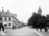 Oxtorgsgatan mot öster, från Barnarpsgatan i Jönköping. I fonden syns Länsfängelset som byggdes 1856-59. Den höga skorstenen tillhörde Jönköpings mekaniska snickerifabrik.