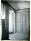 Interiör i Nordanby herrgård i Västerås, med pardörrar och trappa, 1969.