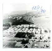 Råby i Västerås.
124/70 Råby med Fredriksberg från nordnordväst.
Med bostadsområde i bakgrunden.