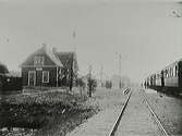 Grimetons smyckade station vid invigningen av Varberg-Ätrans Järnväg 1 april 1911 (första etappen till Ullared). Ett tåg står inne på det ena spåret och några personer står vid semaforen.