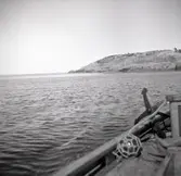 Vy från Blå Jungfrun. Klipphäll och en båt.