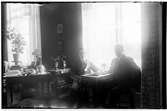 Hålahults sanatorium, interiör, två män sittande, två telefoner på ett bord