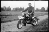 Man på NV-motorcykel