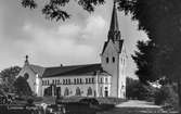 Lindome kyrka och kyrkogård på 1930-40-talet.