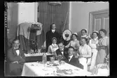 Hålhults sanatorium, interiör grupppbild, personal, fest-uppvaktning? stående längs bak underläkare  O.T. Hellsten 1/7 1914 -31/8 1914, sittande främre raden andra från vänster underläkare B.K Bertilsson 1/9 1913 - 15/8 1914, sittande mitten - raden till höger Hanna Johansson kökföreståndarinna 15/2 1913 -> Samma motiv som bild som LTM-92-264-355